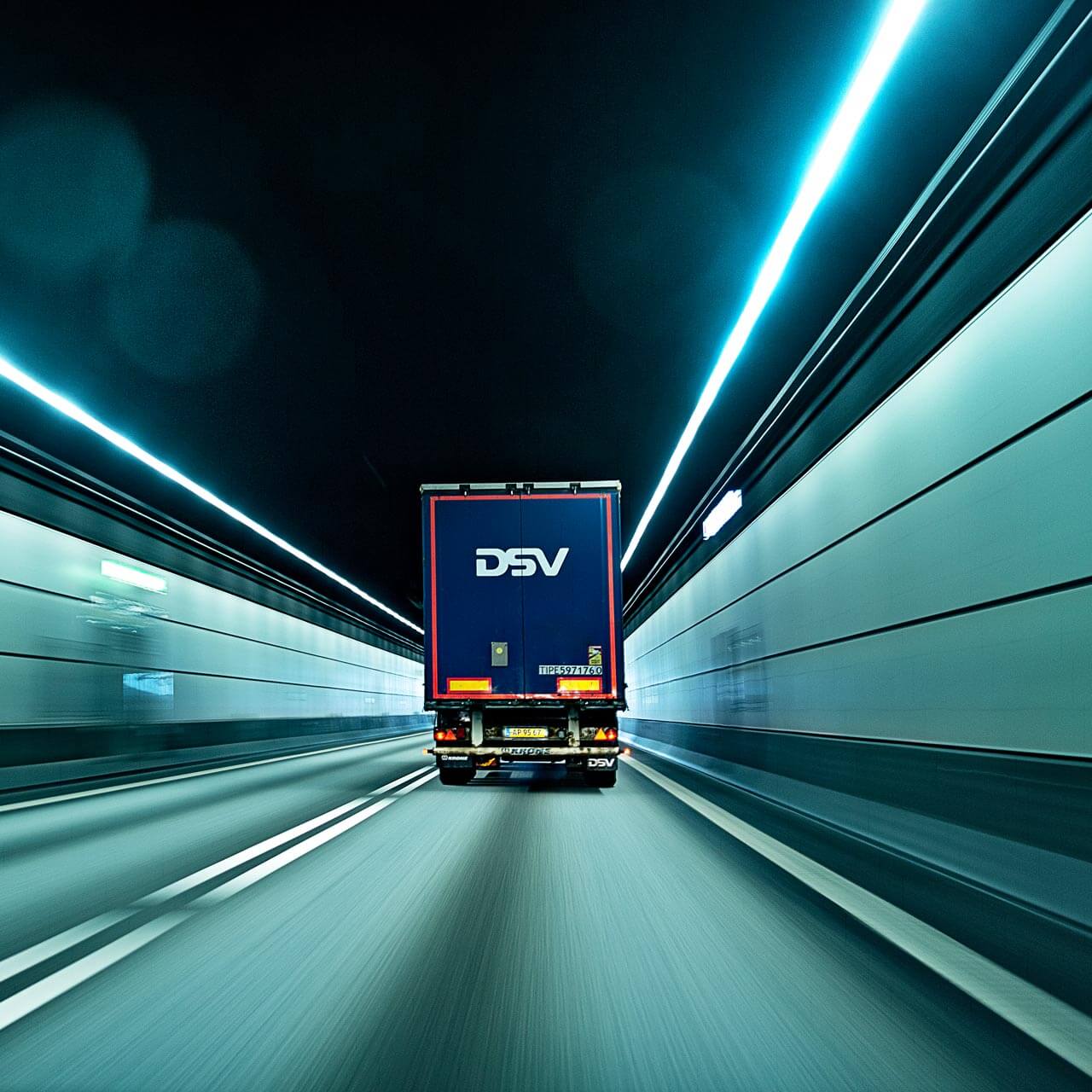 DSV-lastbil kör under Öresundstunneln